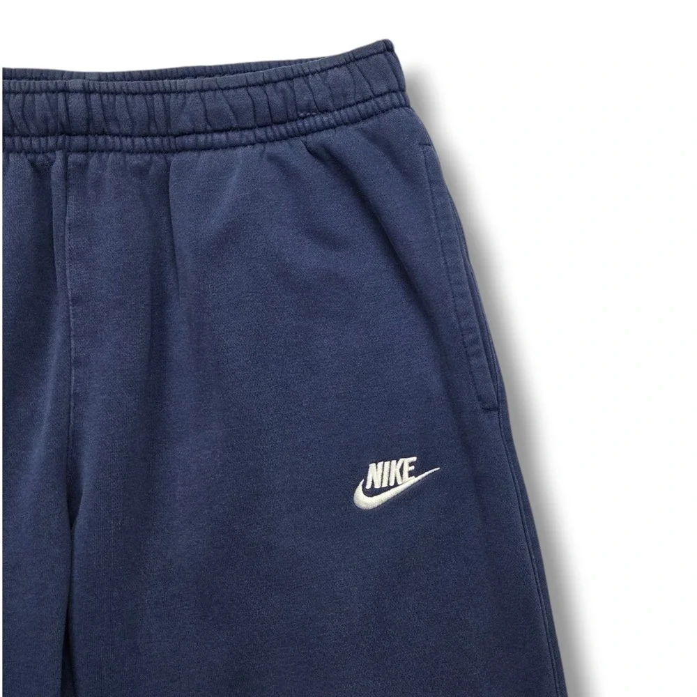 Nike sportswear club